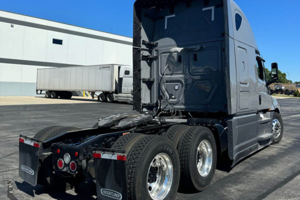 2024 Freightliner Cascadia 