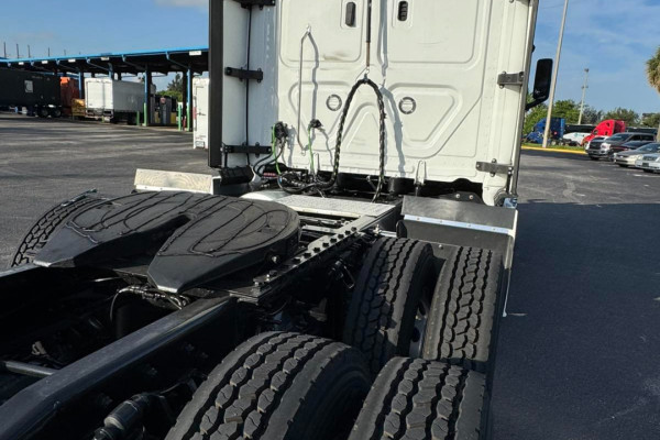 2023 Freightliner Cascadia 126